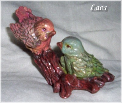 P�jaros sobre tronco