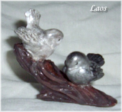 Palomas sobre tronco