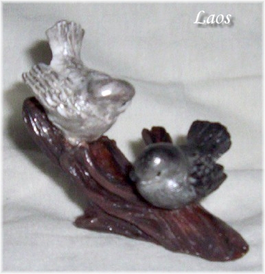 Palomas sobre tronco