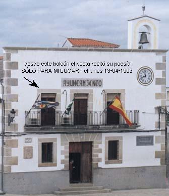 Modestísima fachada del ayuntamiento de Guijo de Granadilla. < -- La flecha indica el balcón que se conserva casi intacto, en donde el poeta José Mª Gabriel y Galán recitó 100 años antes su poesía SÓLO PARA MI LUGAR en agradecimiento del nombramiento honorífico de Hijo Adoptivo del pueblito. Foto hecha por J. Herrera el domingo 13 de abril de 2003