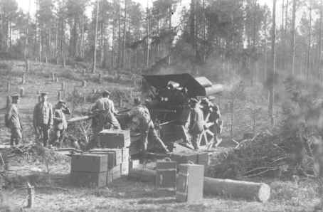 Deutsche Feldartilleristen mit 21-cm-Mrser vor Verdun, 1916