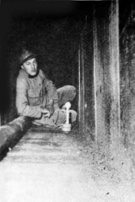 Franzsischer Pionier grbt einen Minenstollen, 1916