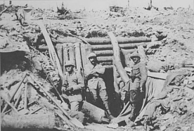 Franzsische Soldaten vor dem Eingang zu den Infanteriewohnstollen, 1917
