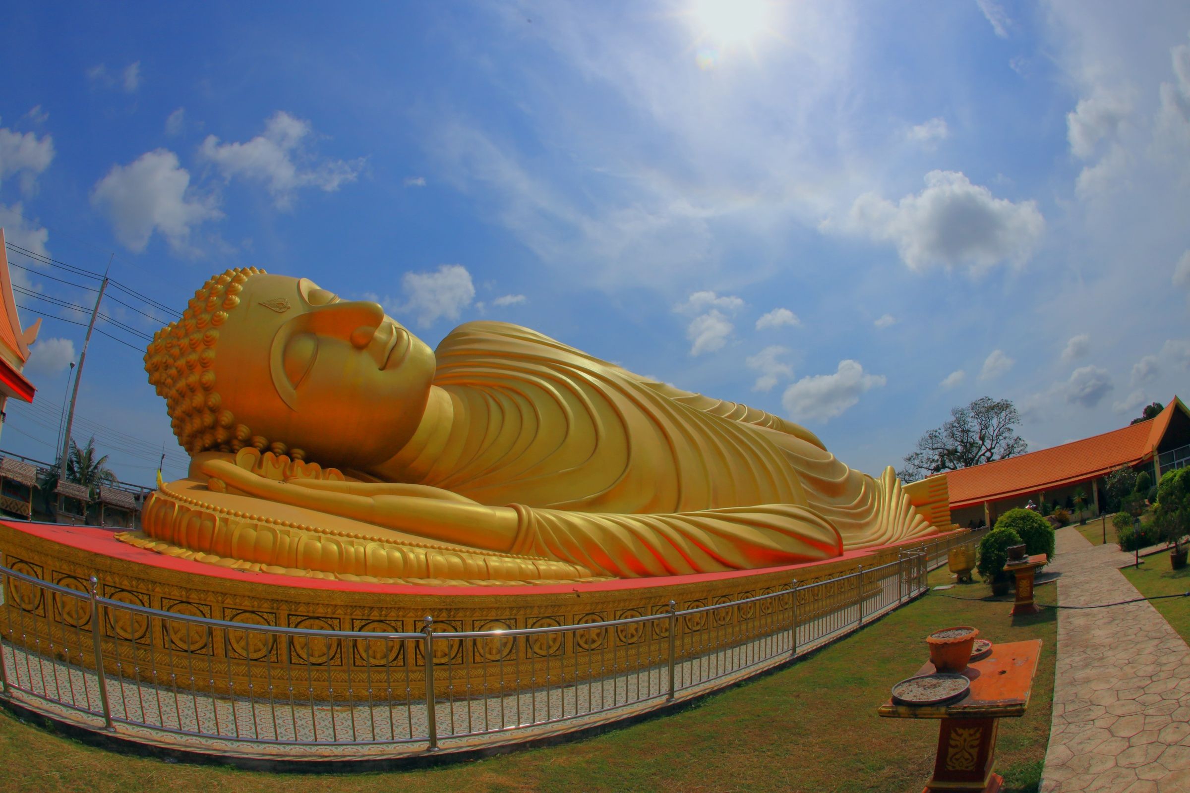 พระนอนแหลมพ้อ