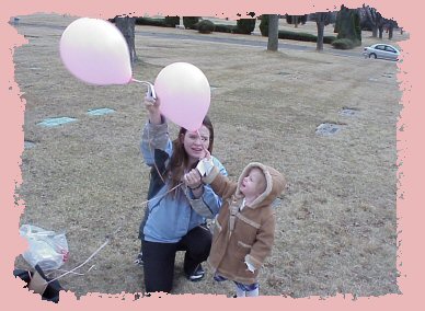 Maria & Mommy, Getting ready to release the ballons.