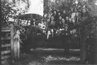 Den27_050.jpg (17879 bytes)