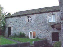 airton_hostel_front.jpg (56588 bytes)