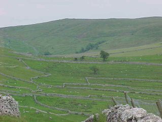 dry_stone_walls_and_view_2.jpg (27685 bytes)