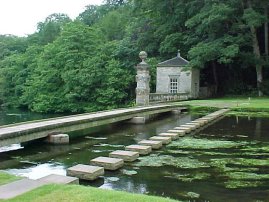 fountains_abbey_stepping_stones.jpg (51367 bytes)