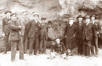 Cient�ficos en 1920, en la barranca, al fondo, la bola encontrada