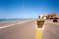 LA COSTANERA HACIA EL MUELLE (CHALET MAMAPINA)