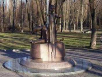 [Denkmal auf die Verbrechen der Nazi-Deutschen in Kiew]