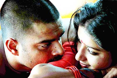 Madhavan and Meera Jasmine in Mani Ratnam's "Aayitha Ezhuthu".