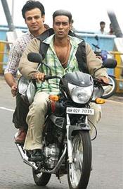 Ajay Devgan and Vivek Oberoi in YUVA (Tamil: Ayitha Ezhuthu)