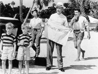 Arthur O'Connell (centre) as Pop Kwimper in Follow That Dream 