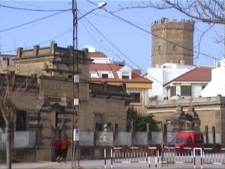 Casa de Piedra y al fondo Torre de Boabdil