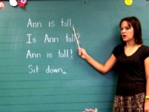 Pese a que hoy en el pa�s m�s gente estudia ingl�s que en otras �pocas, su conocimiento a�n es lento y apenas rebasa el nivel funcional pese a que las nuevas generaciones  diariamente utilizan como suyas muchas palabras en ese idioma. �A qu� se debe? A sistemas de ense�anza obsoletos y mal concebidos de origen. Y de acuerdo al tema: Let's see what is about