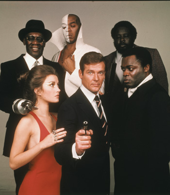 Quiz� Roger Moore no sea el James Bond preferido de los fans, pero s� fue uno de los m�s taquilleros y alguien que le impuso al personaje una identidad muy definida. En este libro parte biograf�a, parte recuento del agente, el resultado viene a ser una edici�n vital para coleccionistas