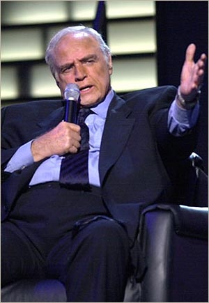 Fue una de las m�s grandes leyendas de Hollywood pero al final su comportamiento parec�a renegar de toda gloria que consigui� como actor. En esta biograf�a se hace un examen sesudo de lo que fue, represent� y leg� Marlon Brando, uno de los t�tems de la actuaci�n de todos los tiempos 