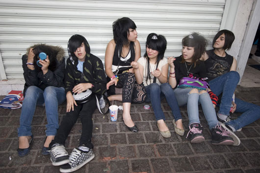 Una de las promesas del tambi�n llamado rayito de  esperanza es subsidiar a los ninis, lo que equivale a atacar las consecuencias en vez de las causas. Si quisiera terminar con este problema, ese candidato estar�a proponiendo quitar muchas  regulaciones laborales que fomentan el ninismo