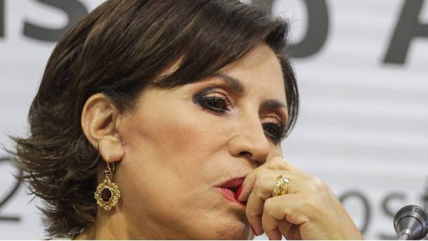 Con una palmadita verbal por parte de Pe�a Nieto la dejar�a a salvo de cualquier anomal�a de las secretarias de las cuales estuvo al frente, pero ahora caen sobre Rosario Robles una serie de acusaciones que ya llevaron a su detenci�n para evitar que abandone el pa�s. Si ser� el (en�simo) ataque a la corrupci�n o el env�o al Altar de los Sacrificios Sexenales se sabr� dentro de poco aunque al verdad, y dados los antecedentes cuando inicia un sexenio, la posibilidad apunta m�s a lo segundo