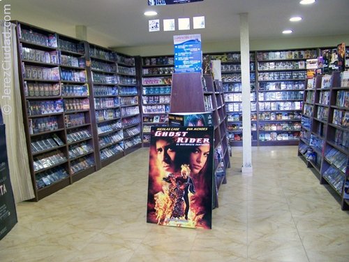 El avance de los negocios en la red ha afectado a los establecimientos comerciales tradicionales. En este juego del grande-se-come-al-chico. �stos �ltimos no encuentran c�mo responder al reto. El caso del due�o de una minicadena de videoclubes viene a ser una constante de este fen�meno 