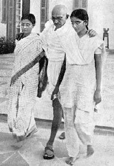 [Gandhi mit Teenies]