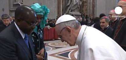 [Papst Franziskus verneigt sich tief vor dem groen Staatsmann Mugabe, seinem Ehrengast]