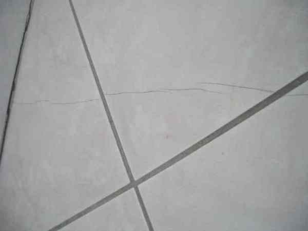 Carrelage Qui Se Fissure - Carrelage et plinthes qui se fissurent ...