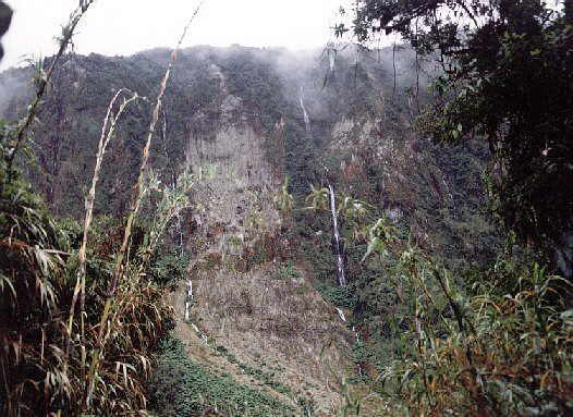 Cascada en sus laderas