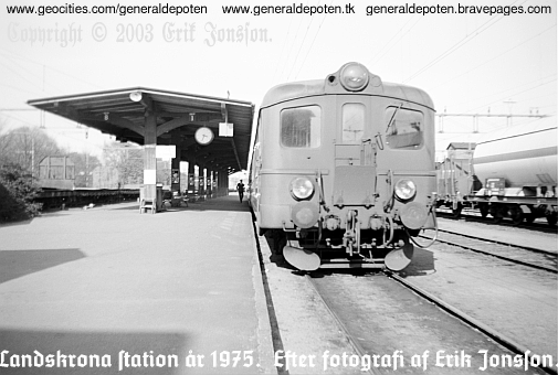bild av X7-t&aring;g (med man&ouml;vervagnen fr&auml;mst) p&aring; Landskrona j&auml;rnv&auml;gsstation 1975.
