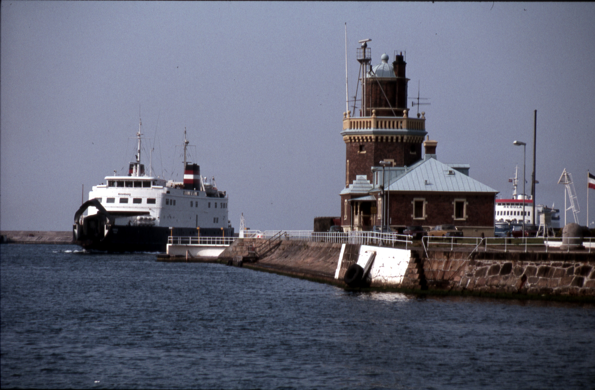 DSB-färjan Kronborg och LB-färjan Regula på väg till Helsingborg 6.7.1981