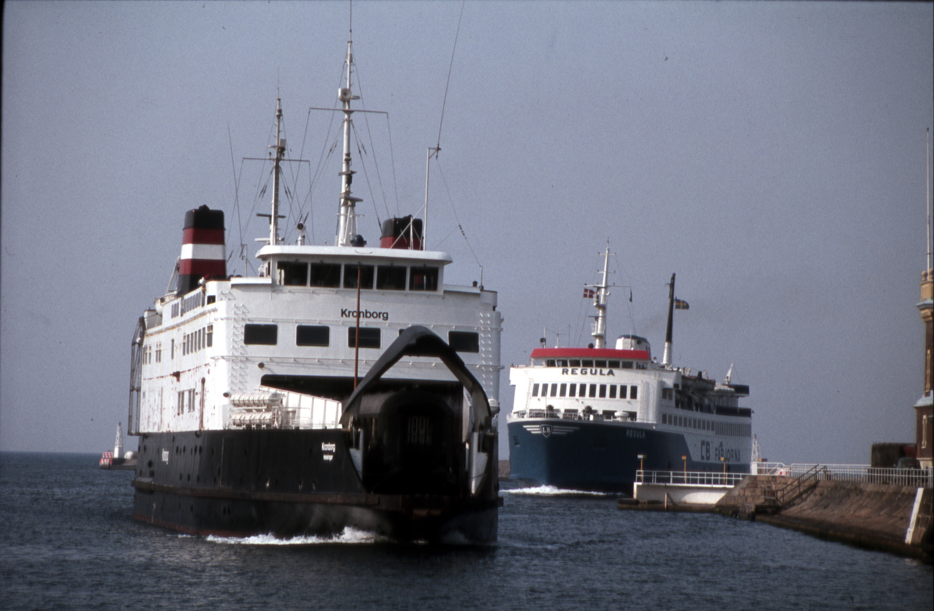 DSB-färjan Kronborg och LB-färjan Regula på ingång i Helsingborg 6.7.1981