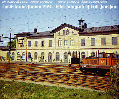 bild av Landskrona j&auml;rnv&auml;gsstation &aring;r 1974 med D-lok och lokomotor framf&ouml;r stationsbyggnaden.