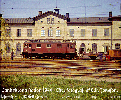 bild av Landskrona j&auml;rnv&auml;gsstation &aring;r 1974 med D-lok och lokomotor framf&ouml;r stationsbyggnaden.