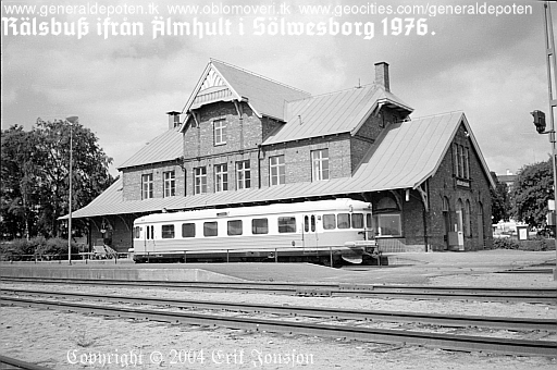 bild av r&auml;lsbuss Y6 ankommen ifr&aring;n &Auml;lmhult p&aring; S&ouml;lvesborgs station 1976