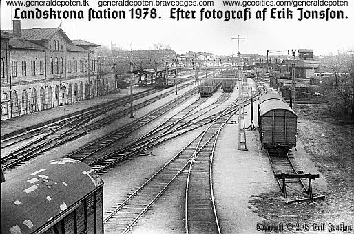 bild av Landskrona j&auml;rnv&auml;gsstation 1978 genom f&ouml;nstren i man&ouml;vervagnen till ett X7-t&aring;g.
