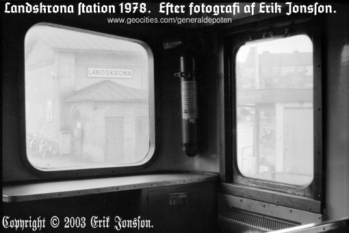 bild av Landskrona j&auml;rnv&auml;gsstation 1978 genom f&ouml;nstren i man&ouml;vervagnen till ett X7-t&aring;g.
