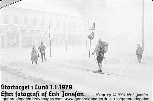 bild av fotg&auml;ngare och skidl&ouml;pare p&aring; Stortorget i Lund under ny&aring;rsstormen p&aring; ny&aring;rsdagen den 1 januari &aring;r 1979