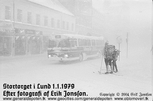 bild av buss nummer 4 och skidl&ouml;pare p&aring; Stortorget i Lund under ny&aring;rsstormen p&aring; ny&aring;rsdagen den 1 januari &aring;r 1979