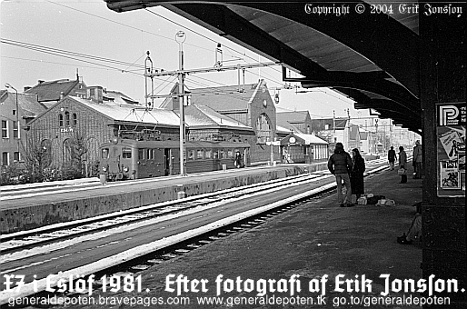 bild av X7-t&aring;g p&aring; Esl&ouml;vs station 1981.