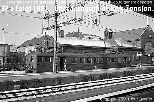 bild av X7-t&aring;g p&aring; Esl&ouml;vs station 1981.