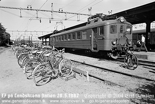 bild av X7-t&aring;g p&aring; Landskrona station 1981.