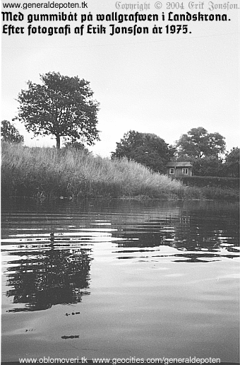 P� f�rd med gummib�t p� vallgraven i Landskrona mellan Slottskaf�et och Granet �r 1975