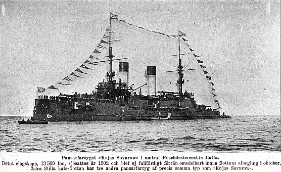 Detta slagskepp, 13.500 ton, sj�sattes �r 1902 och blef ej fullf�rdigt f�rr�n omedelbart innan flottans afsegling i oktober.  2:dra Stilla hafs-flottan har tre andra pansarfartyg af precis samma typ som &raquo,Knjas Suvarow&laquo;.