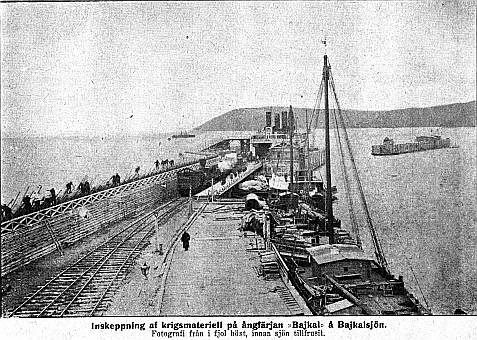 Inskeppning af krigsmateriell p� �ngf�rjan Bajkal � Bajkalsj�n.  Fotografi fr�n i fjol h�st, innan sj�n tillfrusit.