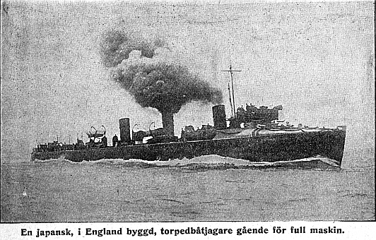 Japansk, i England byggd, torpedb�tjagare g�ende f�r full maskin.
