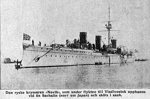 Den ryske kryssaren Novik, som under flykten till Vladivostok upphanns vid �n Sachalin (norr om Japan) och sk�ts i sank..