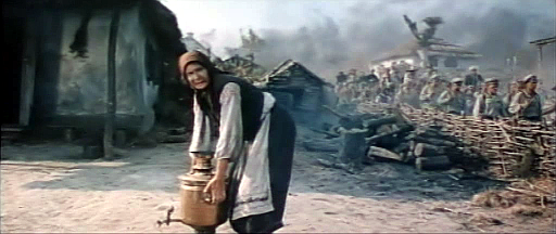 Bild av gumman Gorpina ur filmen »Järnströmmen« («Железный поток»)