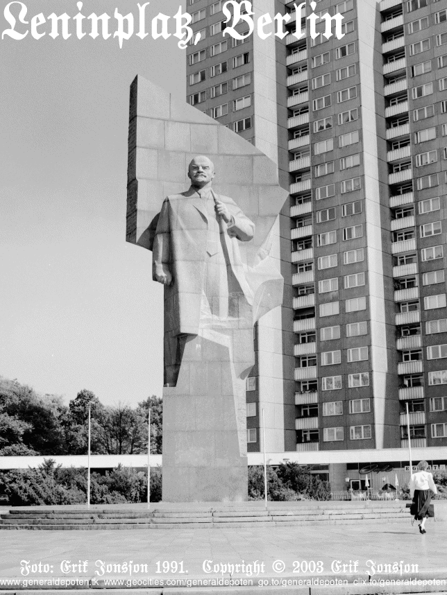 bild av Vladimir Iljitj Lenins staty p&aring; Leninplatz i Berlin den 22 augusti &aring;r 1991